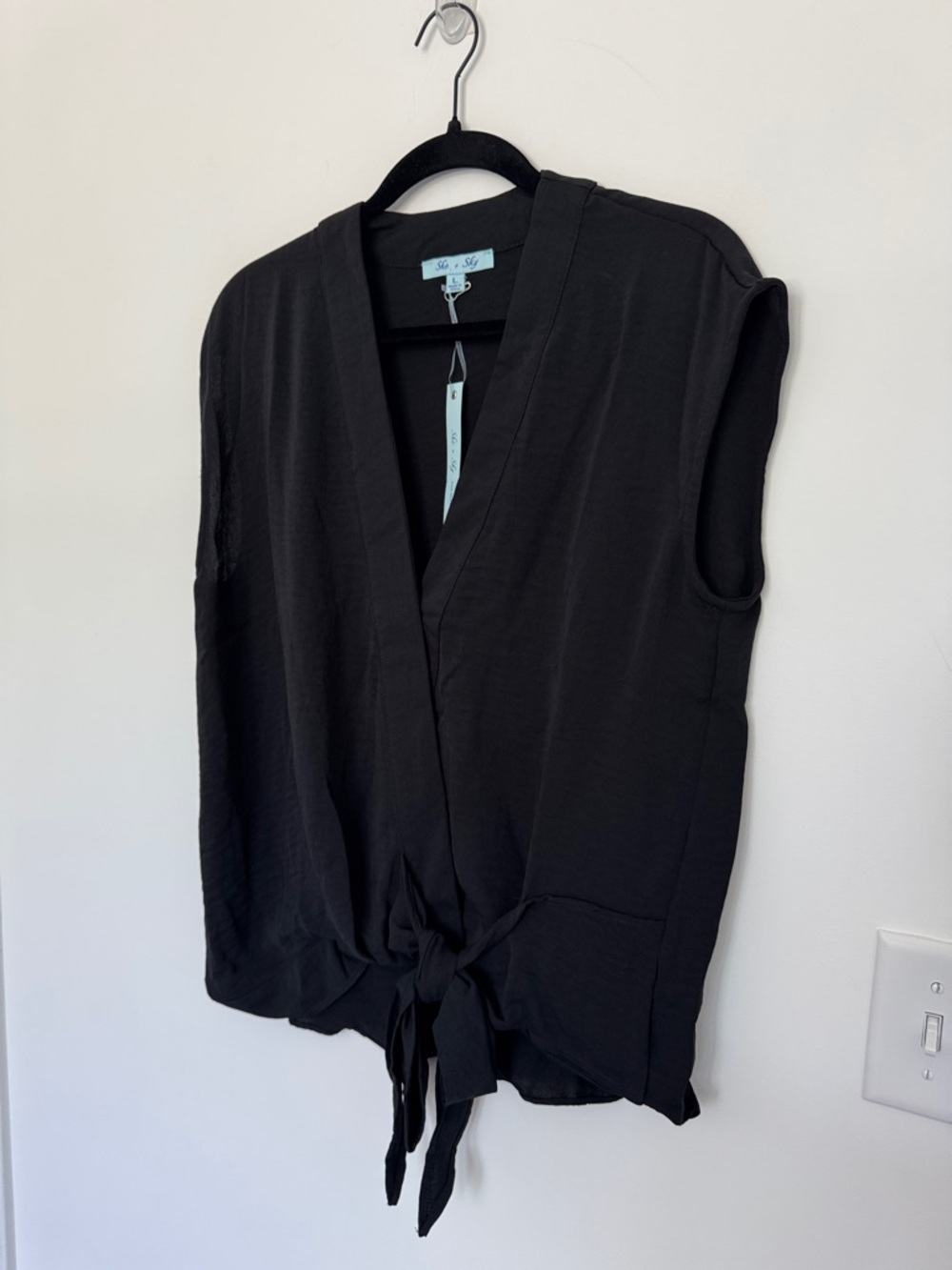 She + Sky NWT Black Sleeveless V-Neck Tie-Front Blouse - Size L - Picture 3 of 5